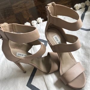 💗STEVE MADDEN SIZE 7.5 nude strapy heel💗
